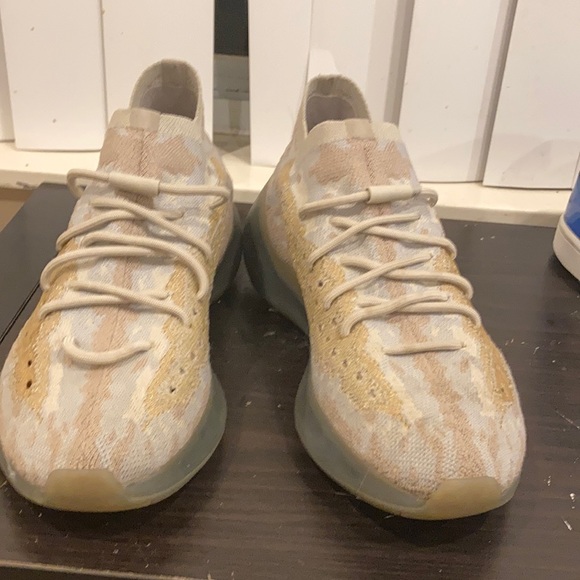 Yeeze main image 3